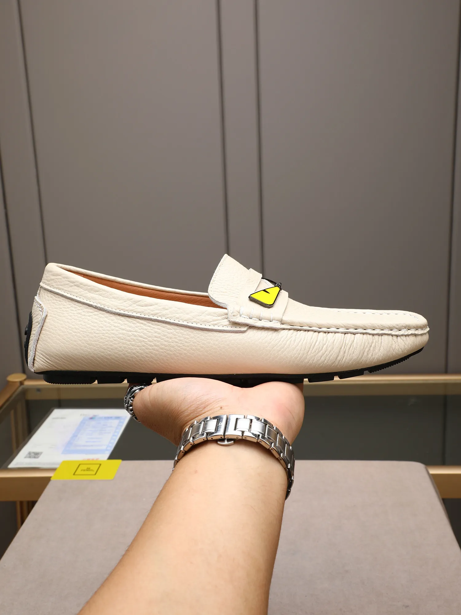 Men's shoes 💰400💰[FENDI] The little monster of Fendi F family, which is popular all over the world, is coming in a big way, the latest color, driving slip-on loafers, avant-garde and versatile fashion men's shoes, bun shoes, bean shoes👌👌👌 Private mold opening, 1:1 reproduction... The upper is made of first-layer cowhide, and the first-layer pigskin lining... is extremely comfortable, fashionable, simple, atmospheric and personalized [color] The side of the shoe is more refined, and the overall effect is handsome [ Turn in a circle][Turn in a circle]💭This hardware monster with eyes is not the popular version on the market🚳🚳Compared with the old model, it is more trendy, eye-catching and more classy🔰This summer, the little monster will subvert the old ideas and share the fashion with you🔱A must-have for fashionistas! Must keep it for yourself! Online outsole, high-end quality workmanship. Color: black, blue, white, red. Matching code: 38-44 (45 46 47 customized) (standard leather shoe size)
